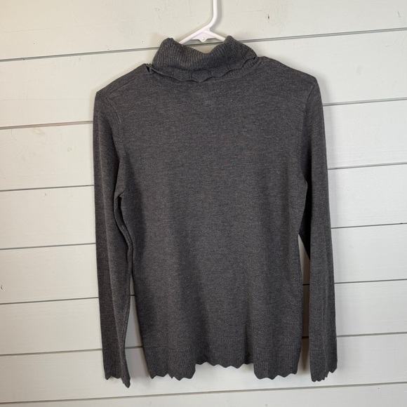 Carolyn Taylor Sweaters - Carolyn Taylor gray‎ scalloped detailed sweater women's size medium